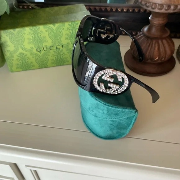 Gucci Women's Black and Green Tortoise Sunnies - Picture 3 of 9